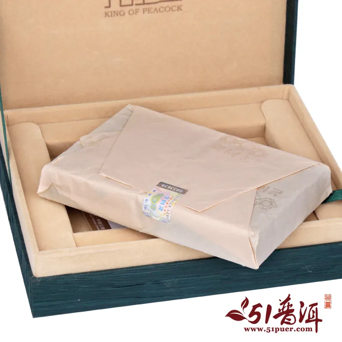 老同志 孔雀王 普洱茶 生茶 2012年/300克/饼 生砖礼盒 老同志古树茶 图6