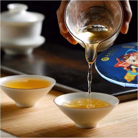 七彩云南  亥猪 普洱茶 生茶 2018年/357克/饼 12年陈老茶压制  乙亥年生肖纪念饼 图4