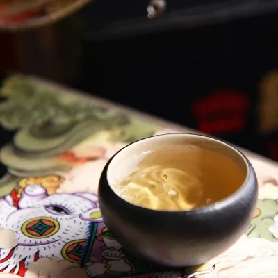 老同志 珠圆玉润 普洱茶 生茶 2019年 /400克/饼 猪年生肖饼茶 图3