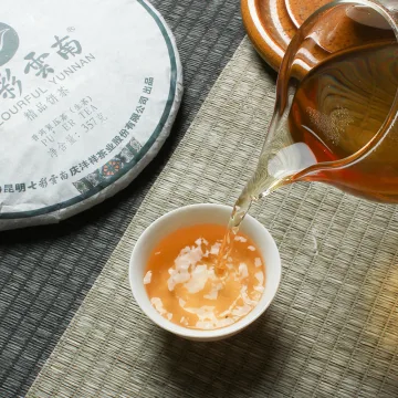 七彩云南  精品饼茶  普洱茶  生茶  2013年/357克/饼 图3