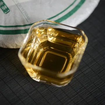 老同志 7038早春银毫  普洱茶  生茶  2007年  400克/饼 图3