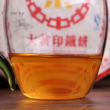 中茶 8281 大黄印铁饼 普洱茶 生茶 2006年 380克/饼 图3