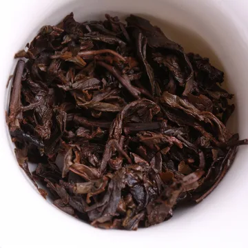 中茶 8281 大黄印铁饼 普洱茶 生茶 2006年 380克/饼 图4