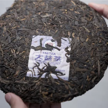 2013年大益 灵蛇献宝 蛇年生肖纪念饼生茶 357克/饼 图3