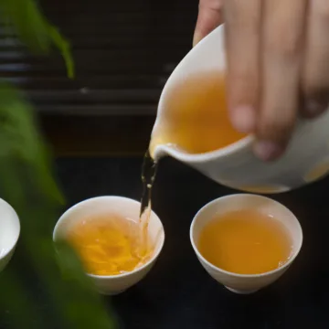 2013年大益 灵蛇献宝 蛇年生肖纪念饼生茶 357克/饼 图4