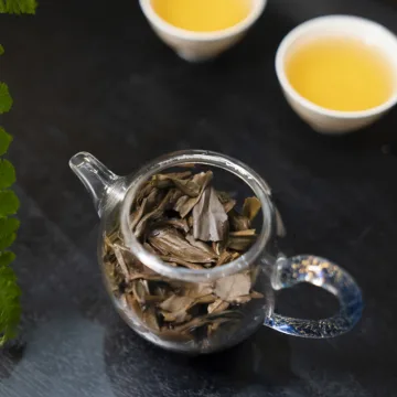 2013年大益 灵蛇献宝 蛇年生肖纪念饼生茶 357克/饼 图5