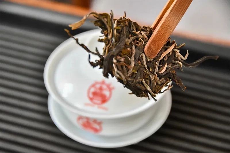 八9